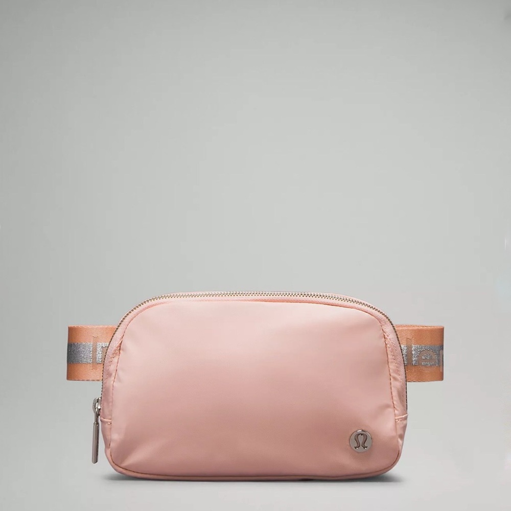 🎉🎊Host Pick🎊🎉 Lululemon Everywhere Belt Bag 1L Warp Pink Mist/Silver/White Opal